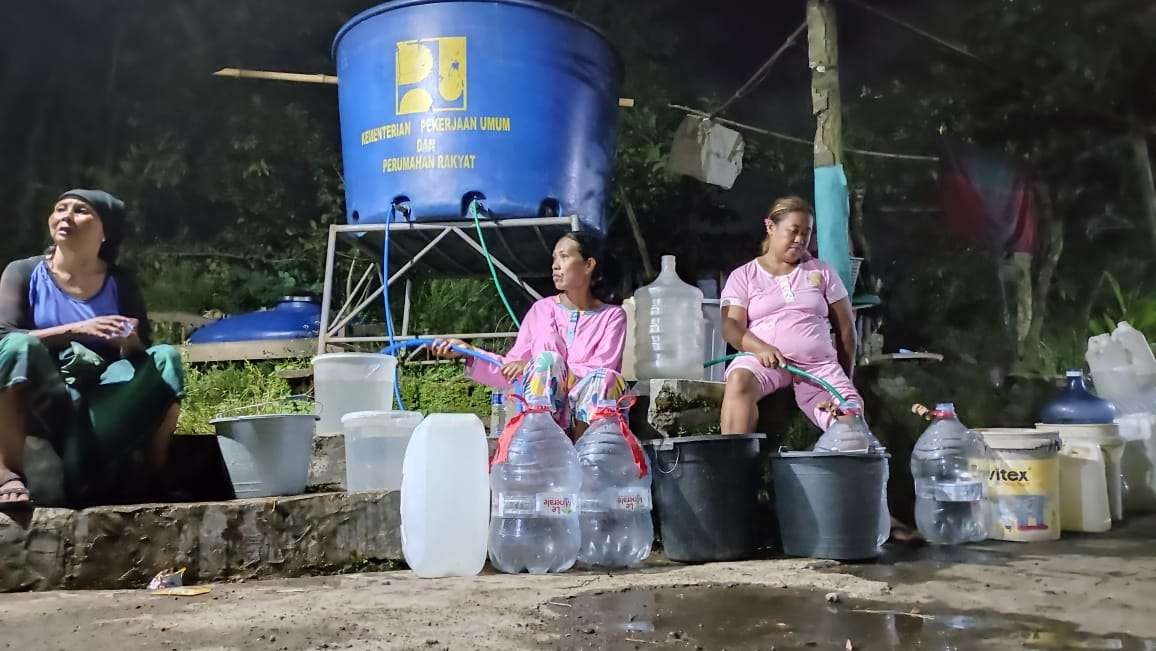 Warga lingkungan Gebang Poreng, Jember, mengambil air bersih yang didistribusikan oleh PMI dan BPBD setempat. (Foto: Istimewa)