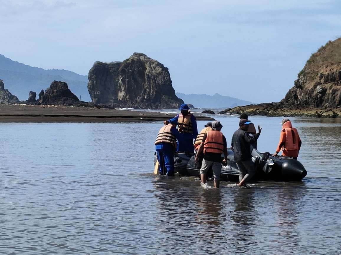 Tim SAR sedang melakukan pencarian korban, pemancing yang jatuh dari tebing di perairan Pantai Payangan, Jember, Jawa Timur. (Foto: Istimewa)