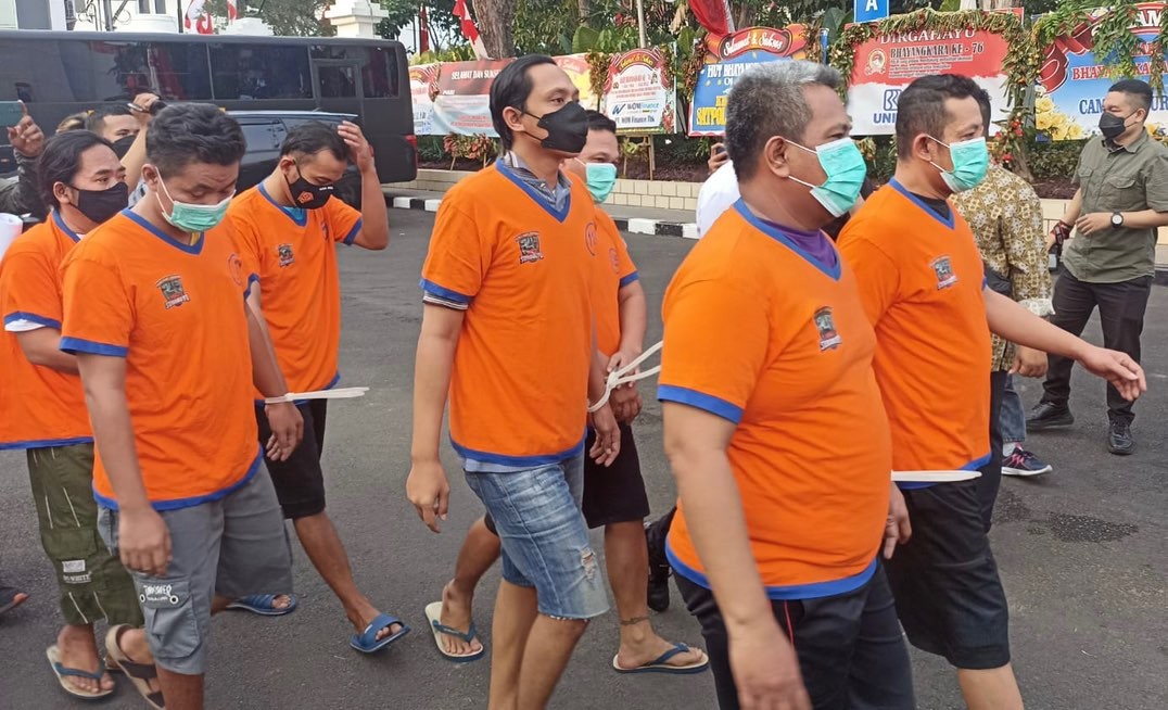 Polisi gadungan digelandang ke Mapolrestabes Surabaya. (Foto: Andhi Dwi/Ngopibareng.id)