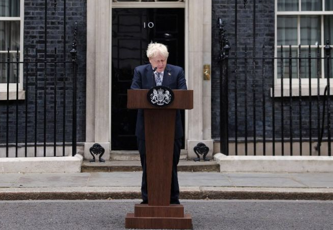 Boris Johnson mengumumkan pengunduran dirinya sebagai Perdana Menteri Inggris di pintu kantornya, Downing Street Nomor 10. (Foto: REUTERS)