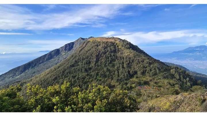 Jalur pendakian Gunung Arjuno-Welirang sempat ditutup selama dua hari karena adanya proses pencarian orang hilang di kawasan tersebut. Saat ini, jalur pendakian sudah dibuka kembali. (Foto: Instagram @upttahuraradensoerjo)