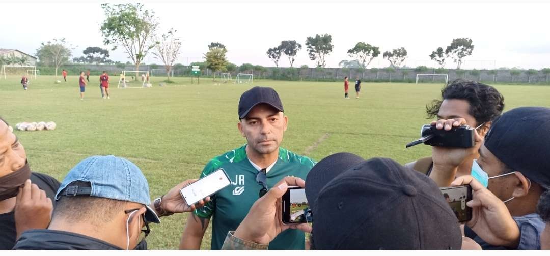 Pelatih Persik Kediri Javier Roca saat memimpin latihan di lapangan Walibarokah, Ngasinan. (Foto: Fendhy Plesmana/Ngopibareng.id)