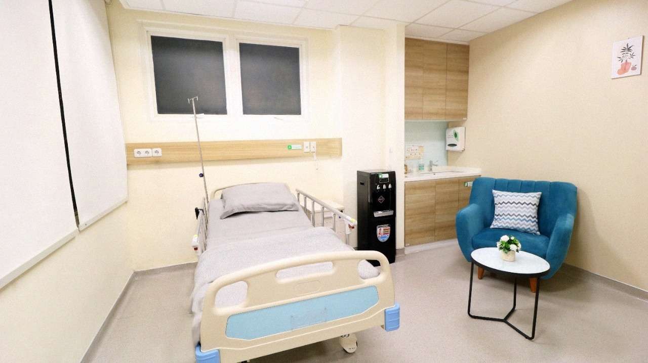 Ruang kemoterapi VIP yang ada di Adi Husada Cancer Center. Ruang ini didedikasikan untuk pasien yang menginginkan layanan prima. (Foto: Adi Husada Cancer Center)