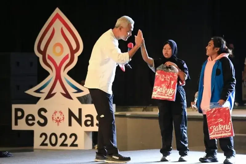 Gubernur Jawa Tengah Ganjar Pranowo bercengkerama dengan dua atlet pada penutupan Pekan Special Olympic Nasional (PeSONas) 2022 di Kota Semarang, Kamis 7 Juli 2022 malam. (Foto: Humas Pemprov Jateng)