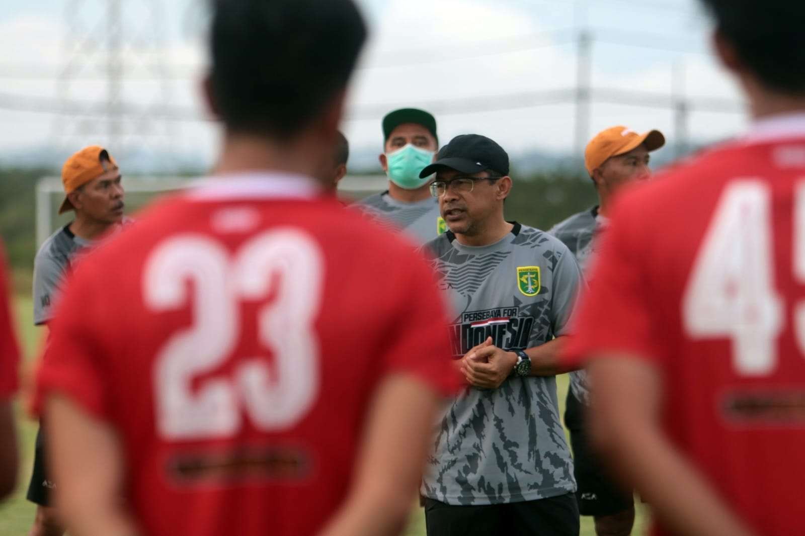 Pelatih Persebaya, Aji Santoso saat memimpin latihan di Lapangan ABC Stadion Gelora Bung Tomo, Surabaya. (Foto: Fariz Yarbo/Ngopibareng.id)