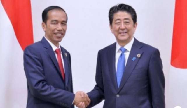 Presiden Jokowi bersama mantan Perdana Menteri (PM) Jepang, Shinzo Abe. (Foto: Istimewa)