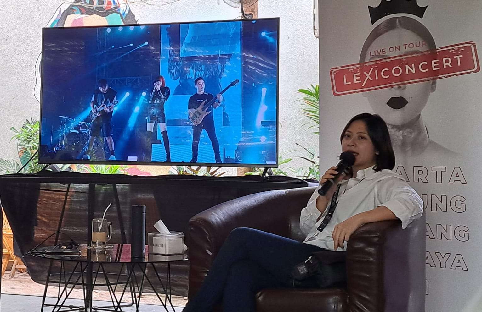 Sarah Kasenda, Project Directur Lexiconcert saat menerangkan mengenai konser Isyana di Surabaya. (Foto: Pita Sari/Ngopibareng.id)