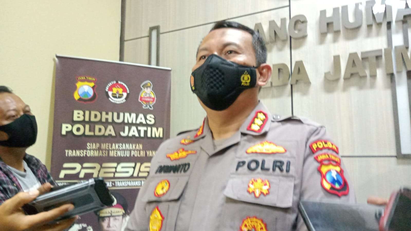Kabid Humas Polda Jatim, Kombes Pol Dirmanto menyampaikan update kasus penangkapan lima simpatisan MSAT di Mapolda Jatim, Surabaya, Jumat 8 Juli 2022 malam. (Foto: Istimewa)