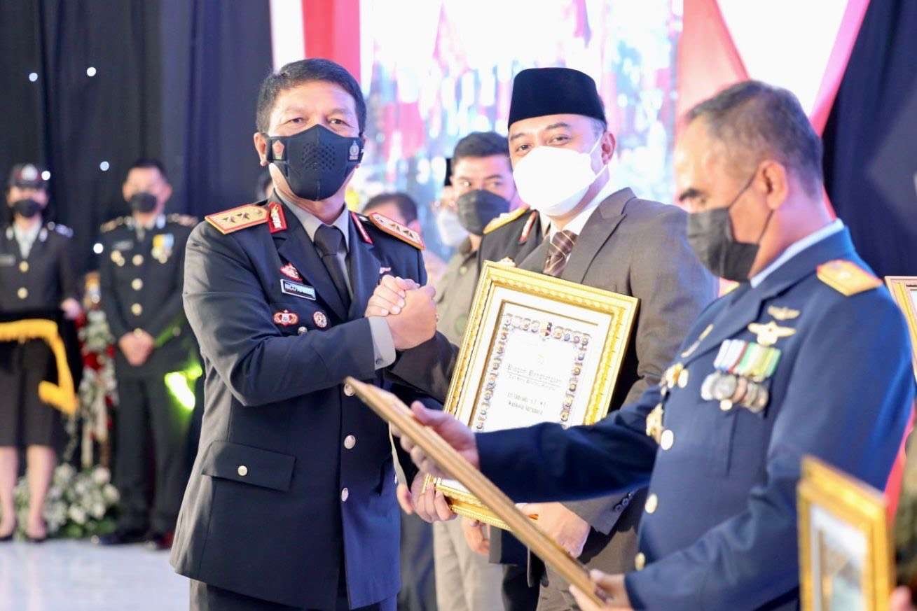 Walikota Surabaya mendapat penghargaan dari Kapolda Jatim. (Foto: Dokumen Pemkot Surabaya)