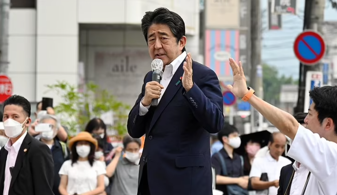 Eks PM Jepang, Shinzo Abe, 67 tahun, jadi korban penembakan ketika berpidato di Nara, Jumat 8 Juli 2022. (Foto: dailymail)