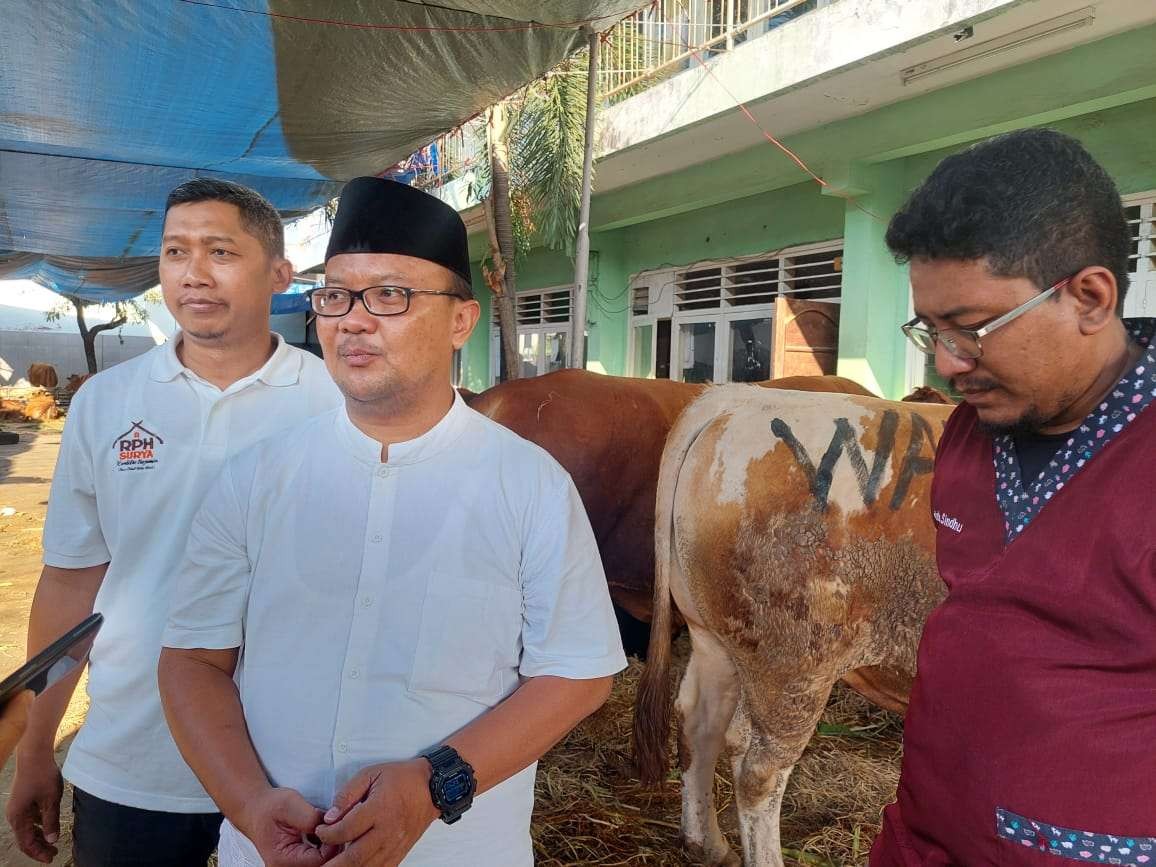 Direktur Utama (Dirut), PD RPH Kota Surabaya, Fajar Arifianto saat menjelaskan mengenai proses penyembelihan hewan kurban di RPH. (Foto: Istimewa)