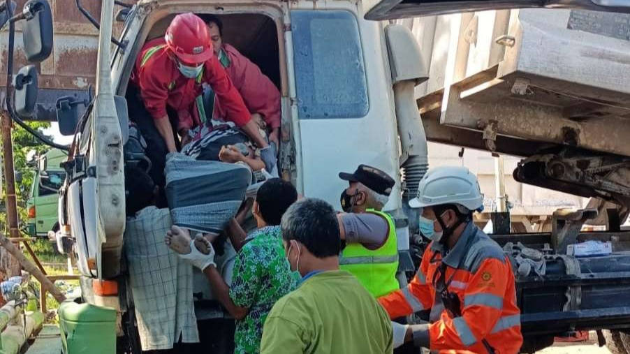 Petugas Polsek Jenu dan medis melakukan evakuasi terhadap korban (Foto: Istimewa)