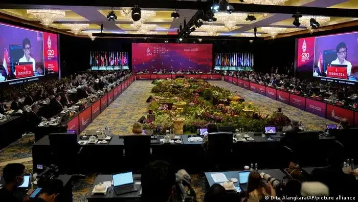 Menteri Luar Negeri RI Retno Marsudi memberikan sambutan pembukaan pertemuan G20 pada hari Jumat. (Foto: dw.com)