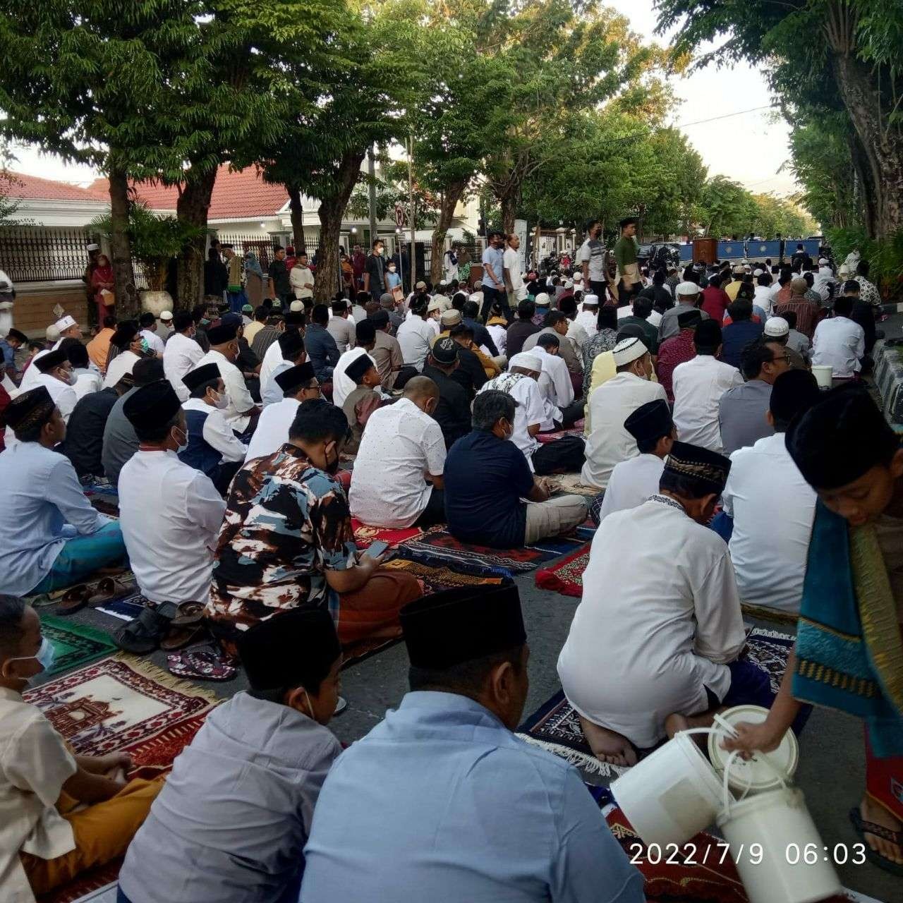 Sholat Idul Kurban di depan Masjid At Taqwa Jalan Teuku Umar, Bojonegoro. (Foto: Sujatmiko/Ngopibareng.id)