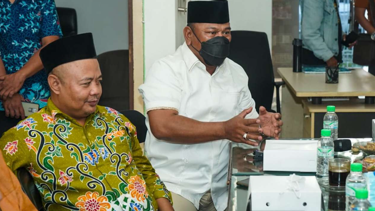 Rahmat Muhajirin (kanan) bersama Ketua KPU Sidoarjo (kiri) saat rapat (Foto: Aini/Ngopibareng.id)