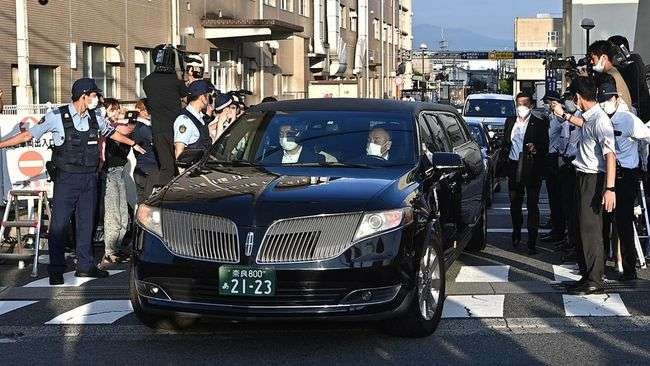 Mobil jenazah yang mengangkut jasad Shinzo Abe, Sabtu 9 Juli 2022. (Foto: REUTERS)