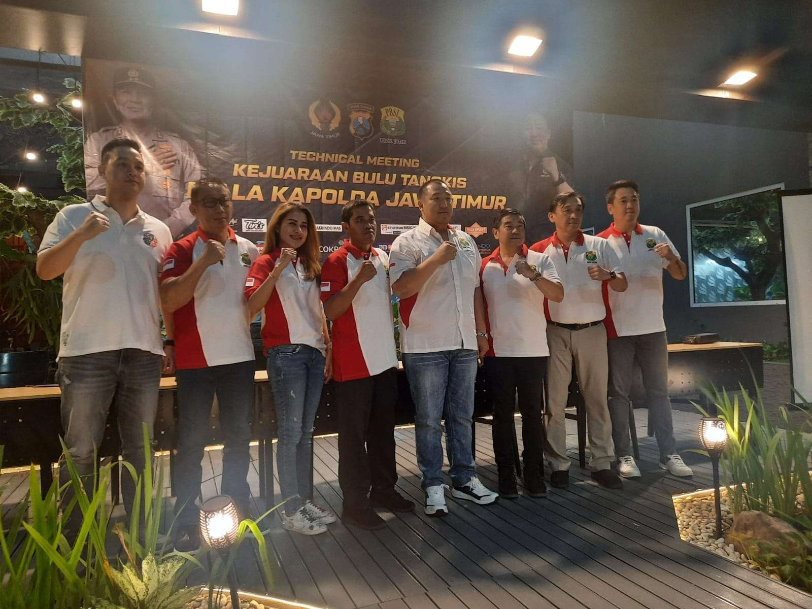 Tonny Wahyudi bersama jajaran Pengurus Provinsi (Pengprov) PBSI Jatim dalam acara jumpa pers Piala Kapolda Jatim 2022, Minggu 10 Juli 2022 di Bonnet Hotel Surabaya. (Foto: Istimewa)
