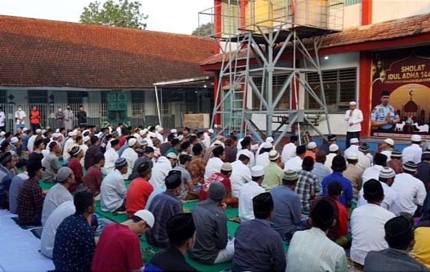 Ratusan warga binaan Lapas Klas IIB Bondowoso salat Idul Adha 1443 H bersama, Minggu 10 Juli 2022 pagi. (Foto: Guido Saphan/ngopibareng.id)
