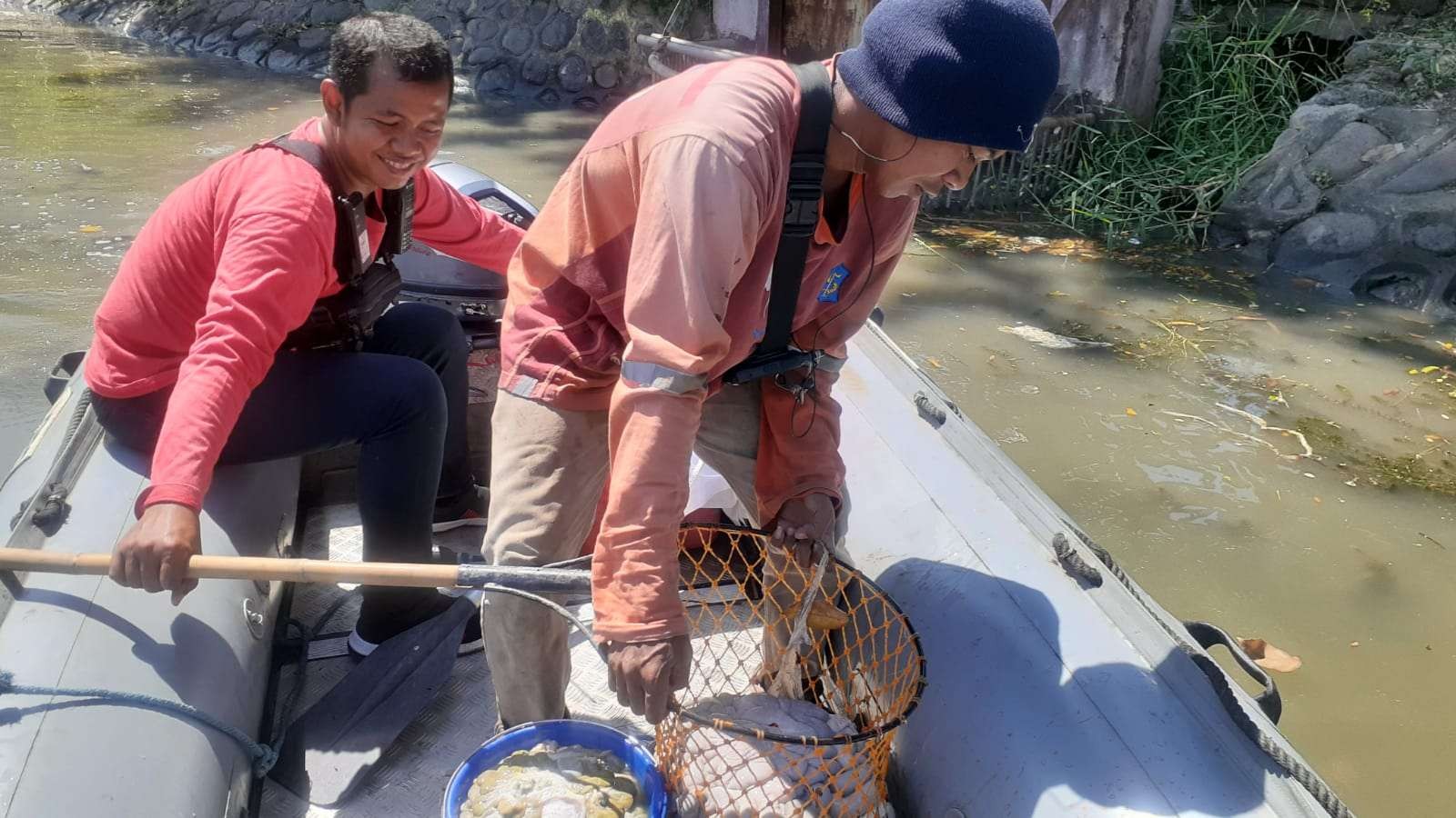 Petugas DLH Kota Surabaya menemukan jeroan sapi dalam jumlah besar yang dibuang di sungai. (Foto: Pita Sari/Ngopibareng.id)