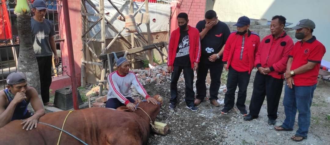 Pelaksanaan penyembelihan hewan kurban di kantor DPC PDIP Jalan Raya Kediri-Pare, Kecamatan Ngasem. (Foto: Fendhy Plesmana/Ngopibareng.id)