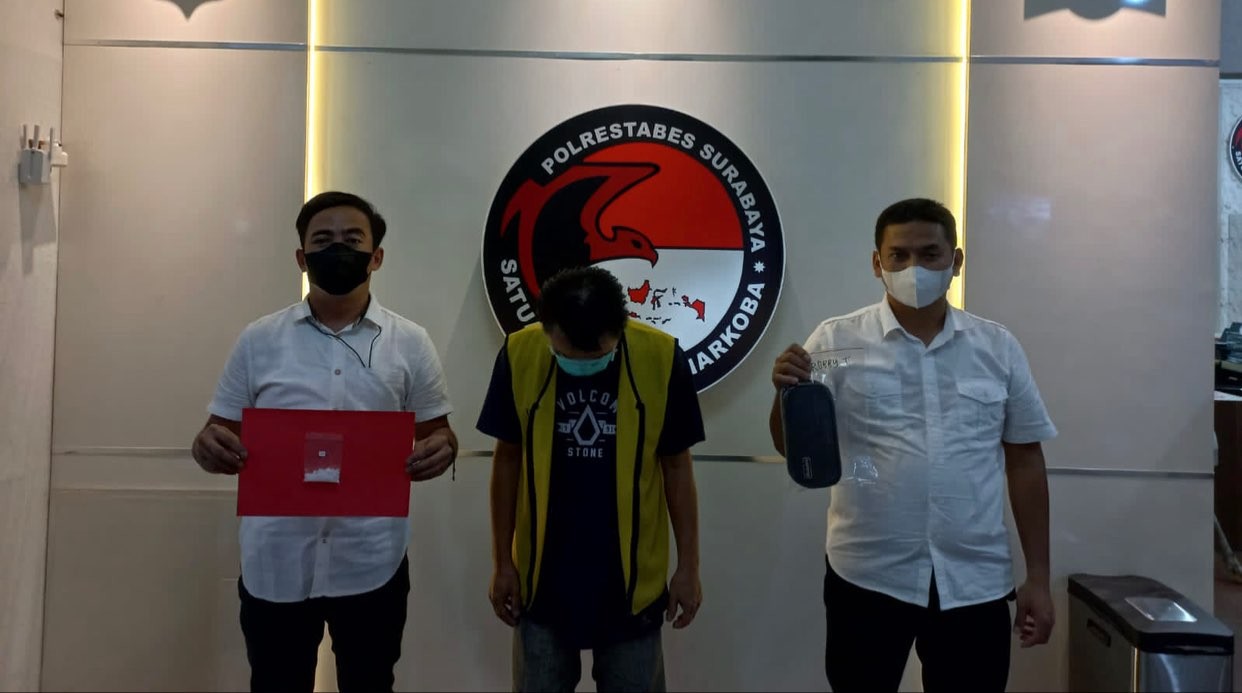 Tersangka pengguna sekaligus pengedar sabu ditangkap. (Foto: Polrestabes Surabaya)