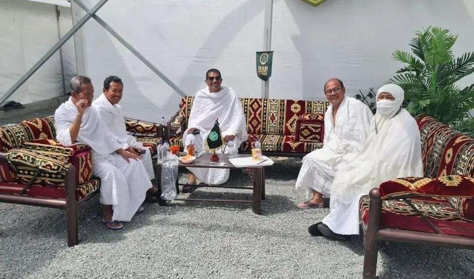 Gubernur Jatim, Khofifah Indar Parawansa bersama sejumlah tokoh di sela ibadah haji di Mekkah. (Foto: Istimewa)