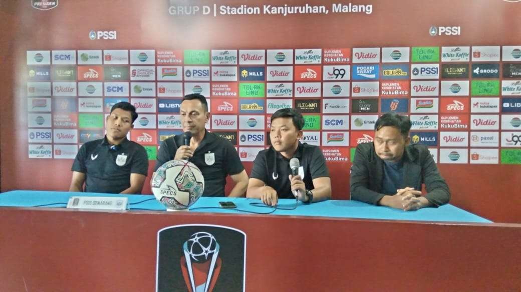 Pelatih Kepala PSIS Semarang, Sergio Alexandre (dua dari kiri) saat sesi jumpa pers leg kedua babak semifinal Piala Presiden (Foto: Lalu Theo/ngopibareng.id)