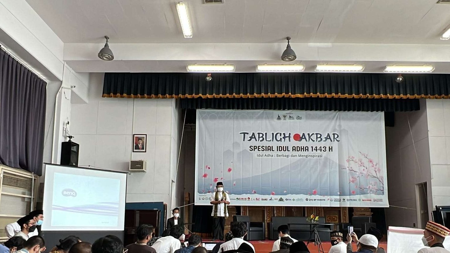Lebih dari 1.800 jemaah menghadiri Salat Idul Adha 1443 Hijriah di Masjid Indonesia Tokyo (MIT) dan Balai Indonesia, Sekolah Republik Indonesia. (Foto: Dokumen KBRI Tokyo)