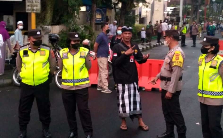 Aparat kepolisian bersama pecalang, atau keamanan kampung mengamankan salat Idul  Adha di Masjid Agung Al A'la di Jl. Kesatrian, Gianyar Bali. (Foto: Istimewa)