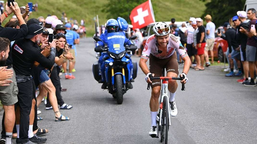Bob Jungels (AG2R Citroen) memenangkan Tour de France etape 9 dan membanggakan negaranya, Luxembourg. (Foto: Istimewa)