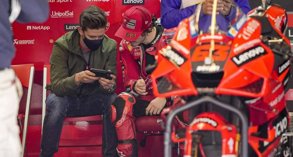 Casey Stoner (kiri) bersama Francesco Bagnaia di garasi Ducati Lenovo. (Foto: Istimewa)