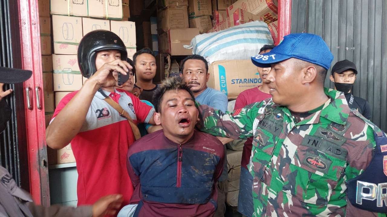 Pelaku curanmor di Jalan Abdul Hamid, Kota Probolinggo (tengah) ditangkap massa. (Foto: Ikhsan Mahmudi/Ngopibareng.id)