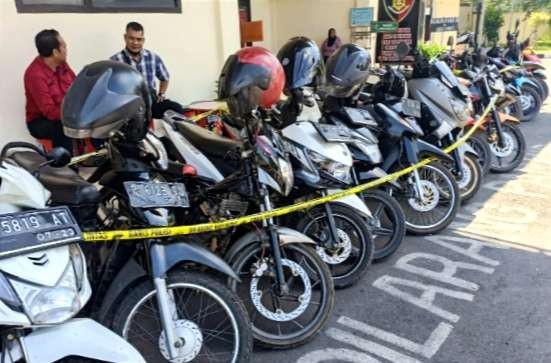 Puluhan sepeda motor ditinggalkan pemiliknya di lokasi judi sabung ayam diamankan Polres Bondowoso. (Foto: Guido Saphan/Ngopibareng.id)