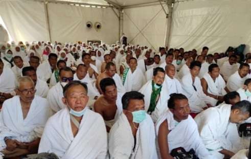 Ratusan jemaah haji Bondowoso berkumpul dalam tenda sebelum menjalani rangkaian ibadah haji di Mekkah Arab Saudi.(foto: kemenag bondowoso for ngopibareng.id)