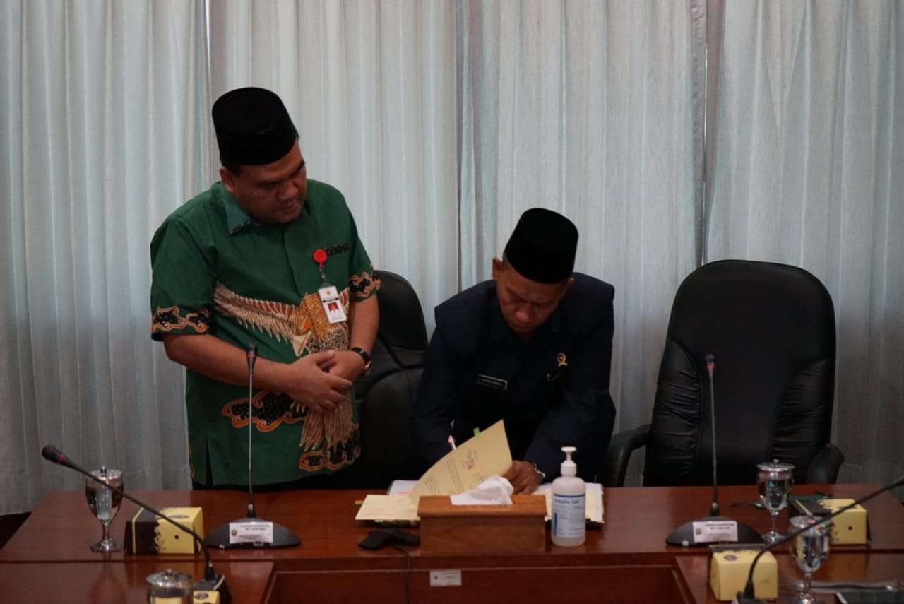 Penandatanganan MoU pencegahan pernikahan dini oleh Bupati Blora Arief Rohman dengan Ketua Pengadilan Agama Kelas 1B Blora, Supriyanto. (Foto: Istimewa)