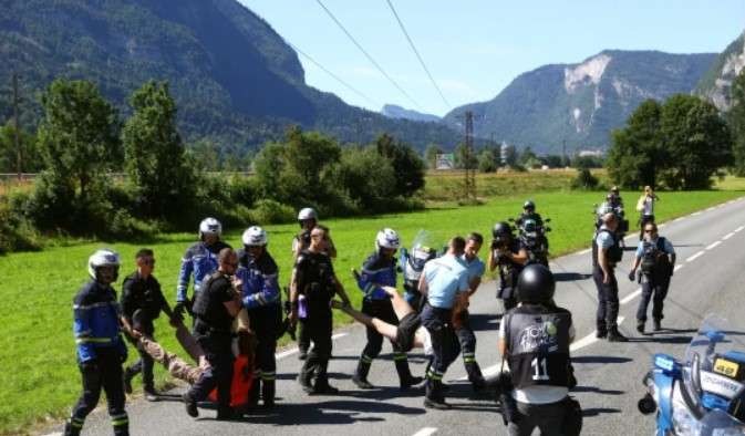 Beberapa polisi dan petugas keamanan Tour de France 2022 berusaha mengevakuasi aktivis lingkungan. (Foto:  Metro)