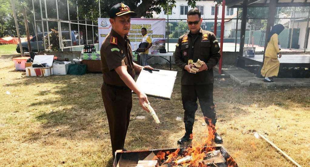 Kepala Kejari Banyuwangi memusnahkan barang bukti uang palsu dengan cara dibakar. (Foto: Istimewa)