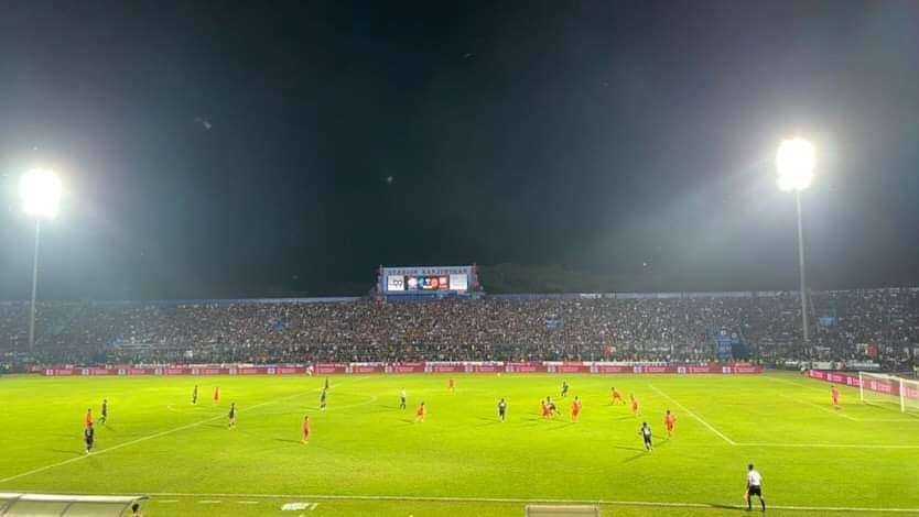 Jalannya laga antara Arema FC versus Borneo FC, pada babak Final Leg Pertama Piala Presiden di Stadion Kanjuruhan, Malang. Singo Edan tekuk Borneo 1-0. (Foto: Lalu Theo/Ngopibareng.id)