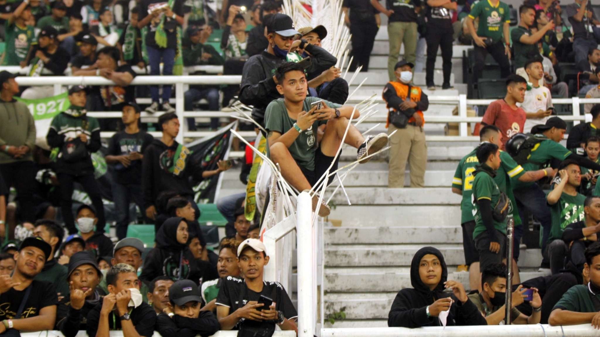 Ilustrasi Bonek Mania saat menyaksikan laga Persebaya di Stadion Gelora Bung Tomo, Surabaya. Aturan PPKM suporter boleh hadir 100 persen di stadion. (Foto: Fariz Yarbo/Ngopibareng.id)