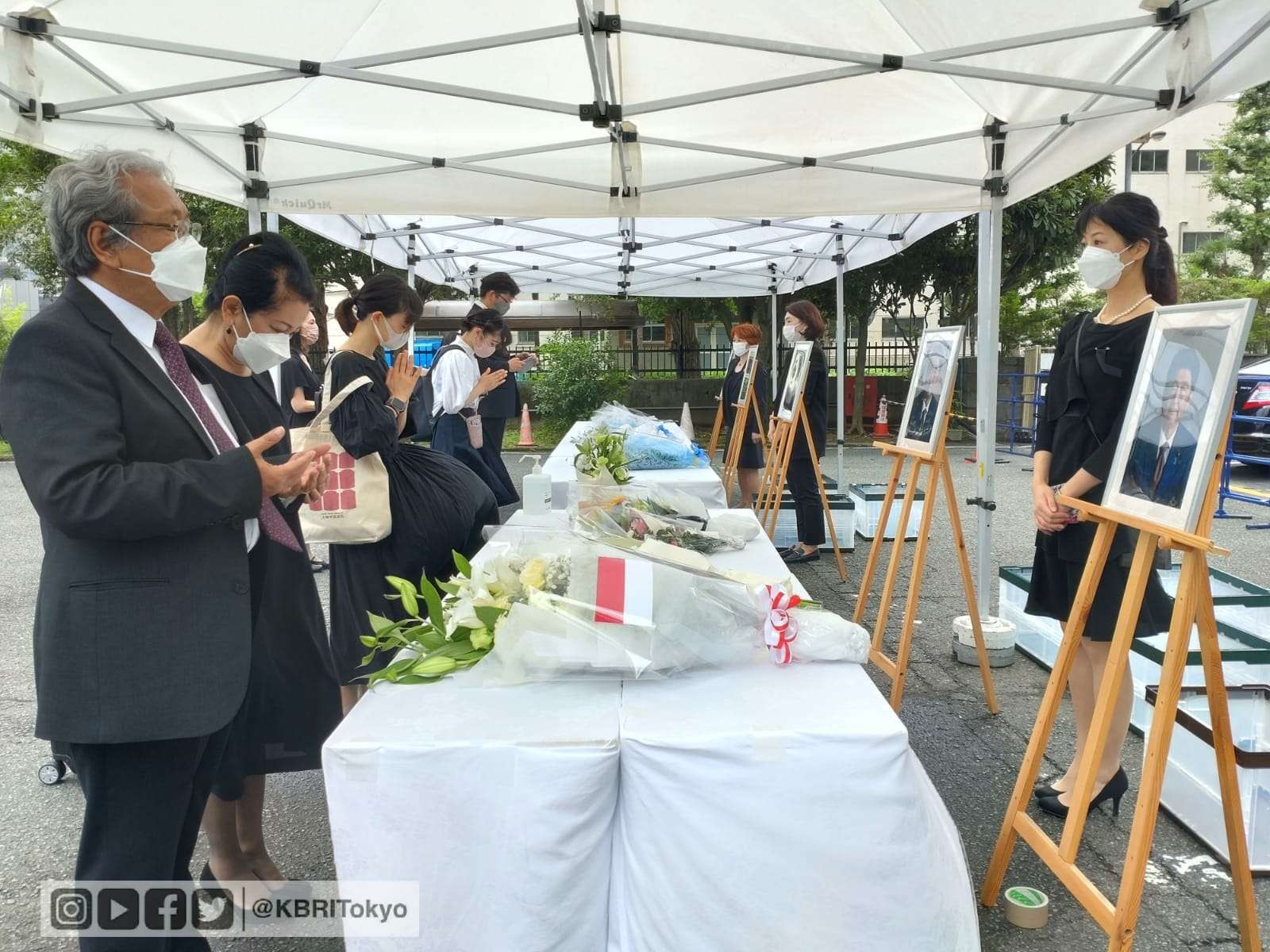Duber Heri dan istri, Nuning Akhmadi, menyampaikan dukacita atas meninggalnya mantan Perdana Menteri Jepang, Shinzo Abe. (Foto: dok. KBRI Tokyo)