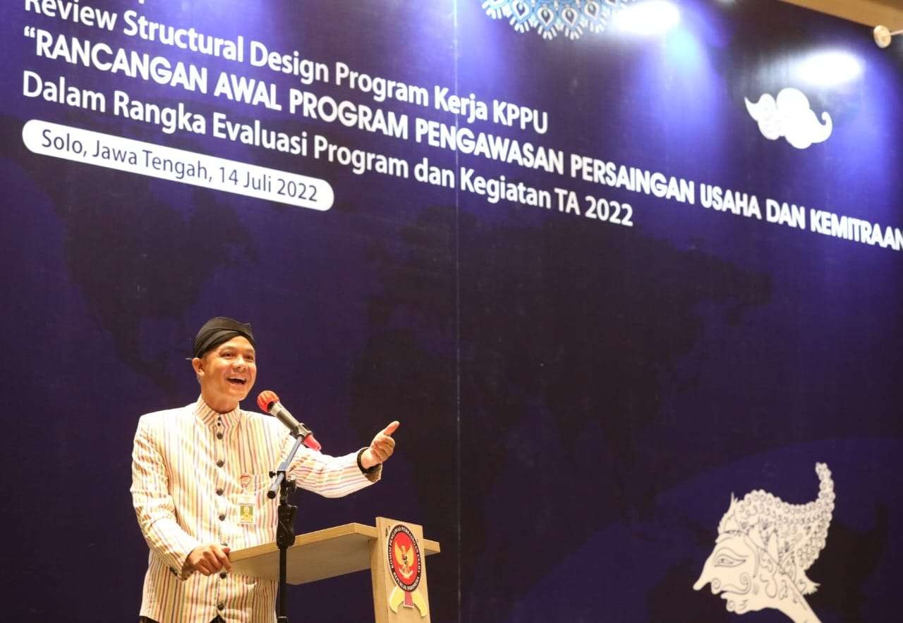 Gubernur Jawa Tengah, Ganjar Pranowo minta rekomendasi Komisi Pengawas Persaingan Usaha (KPPU) untuk mengatasi inflasi, saat pembukaan rakenas KPPU pada Kamis, 15 Juli 2022. (Foto: Istimewa)