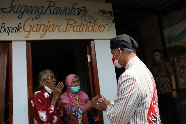 Gubernur Jawa Tengah Ganjar Pranowo berkunjung ke rumah maestro Wayang Beber, Soetrisno dan Hermin Istrianingsih yang rampung direnovasi. (Foto: Istimewa)