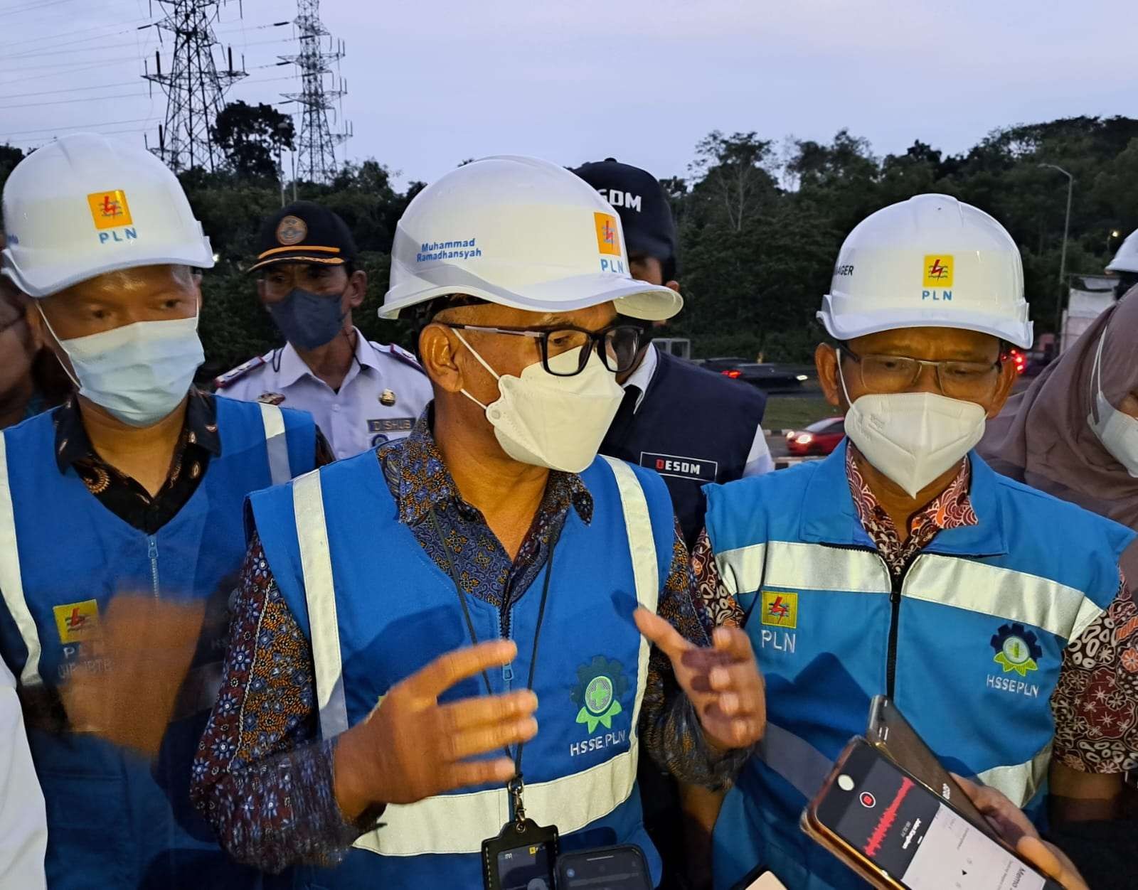 GM unit Induk Pembangunan Jawa bagian Timur dan Bali PLN, M. Ramadhansyah (tengah) ditemui saat meninjau lokasi penambahan pasokan listrik untuk Madura. (Foto: Pita Sari /Ngopibareng.id)