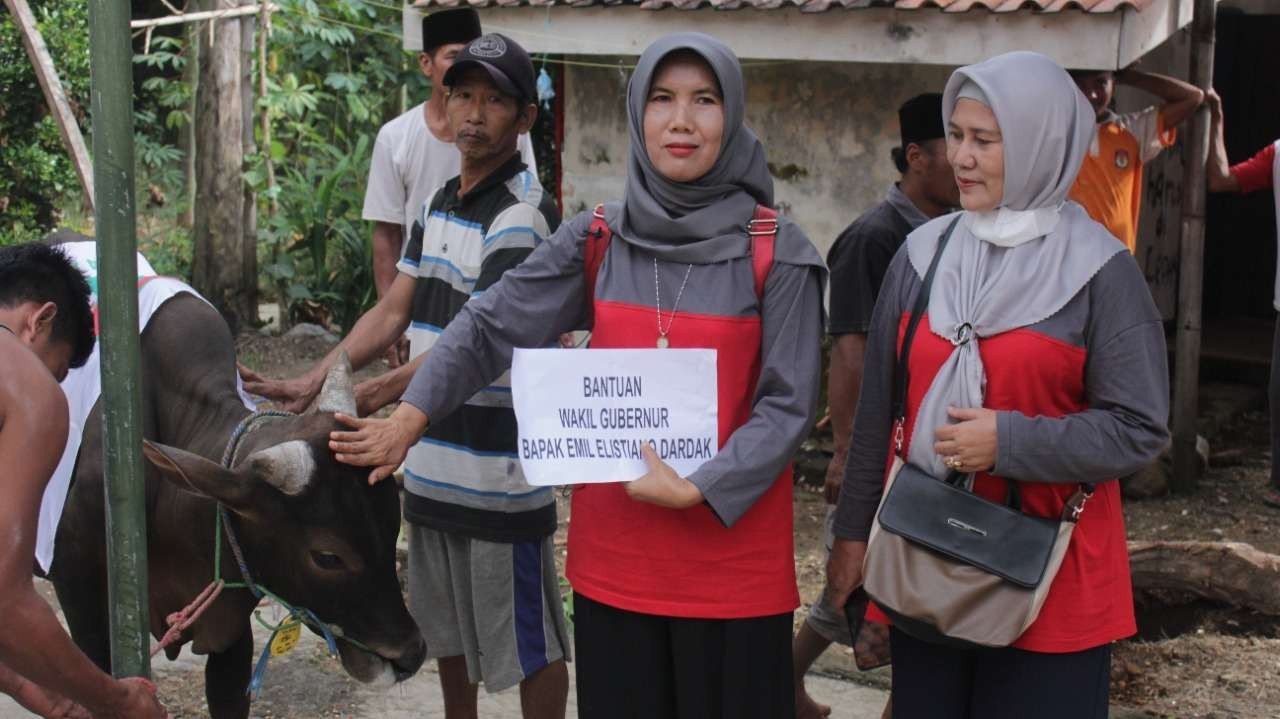 Ketua Nahdliyat Cinta Indonesia, Hj Faridatul Hanum menyerahkan hewan kurban pada Safari Qurban 1443 H di desa tertinggal di kawasan pinggiran Probolinggo. (Foto:Istimewa)l