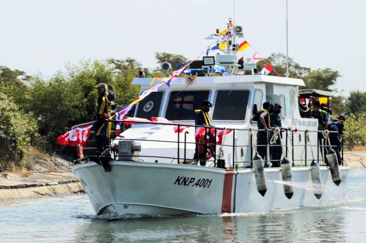 Kapal Negara Patroli Kelas IV KN.P.4001 saat melintasi kolam dermaga Pelabuhan Tanjung Tembaga, Probolinggo. (Foto: Ikhsan Mahmudi/Ngopibareng.id)