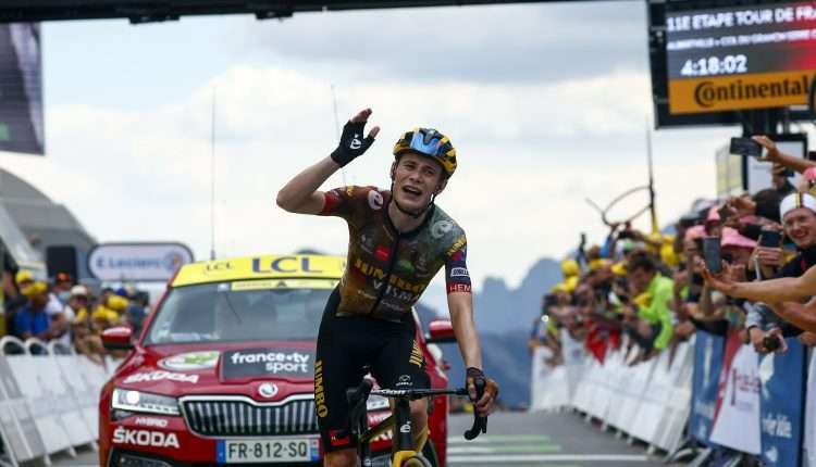 Jones Vingegaard (Jumbo Visma) berhasil menjuarai etape 11 Tour de France sekaligus merebut yellow jersey dari Tadej Pogacar. (Foto: Istimewa)