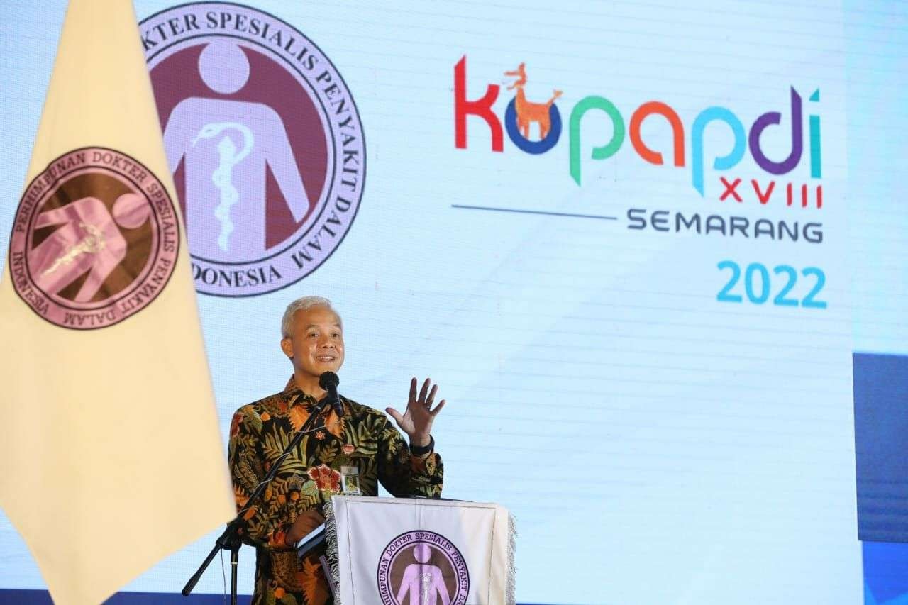 Gubernur Jawa Tengah Ganjar Pranowo saat membuka Kongres Nasional ke-XVIII Perhimpunan Dokter Spesialis Penyakit Dalam Indonesia di Hotel PO, Jumat, 15 Juli 2022. (Foto: ist)