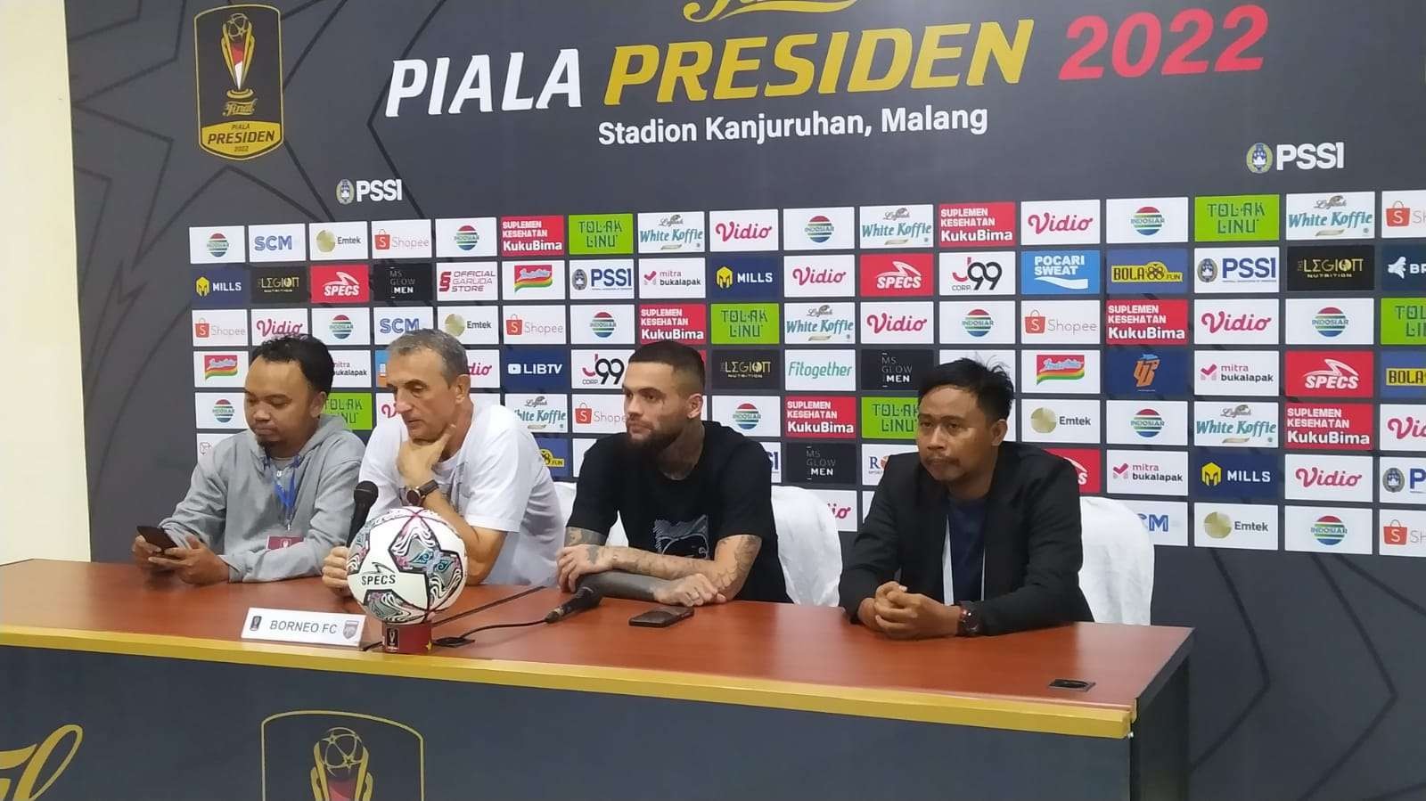 Pelatih Kepala Borneo FC, Milomir Seslija (dua dari kiri) saat sesi jumpa pers di Stadion Kanjuruhan, Malang (Foto: Lalu Theo/Ngopibareng.id)