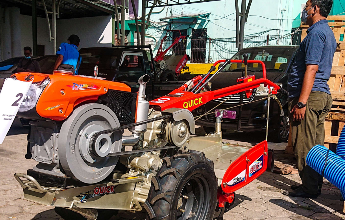Bantuan hand traktor merk quick untuk Gapoktan Desa Medalem (foto: Aini/Ngopibareng.id)