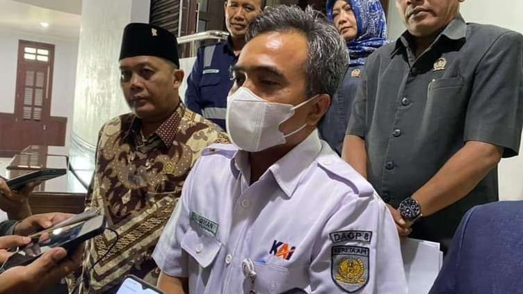 Humas PT KAI Daop 8 Surabaya, Luqman Arif, menyatakan pihaknya mengundur jadwal penggusuran jalur rel KA sepanjang Kotalama-Jagalan. (Foto: Lalu Theo/Ngopibareng.id)